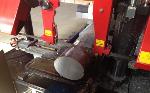 港口卧式带锯床加工时出现明显振荡如何排查？