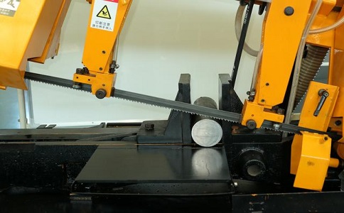 港口数控带锯床自动送料精度会出现偏差吗？